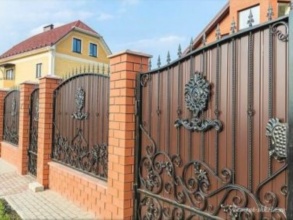 Кирпичный забор с ковкой  150 метров фото в Щёлково